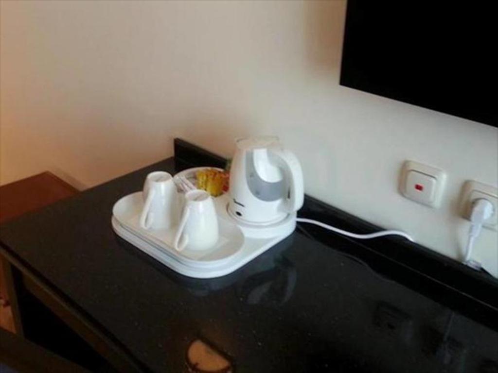 غرفة كلاسيكية بسريرين مطلة على المدينة.